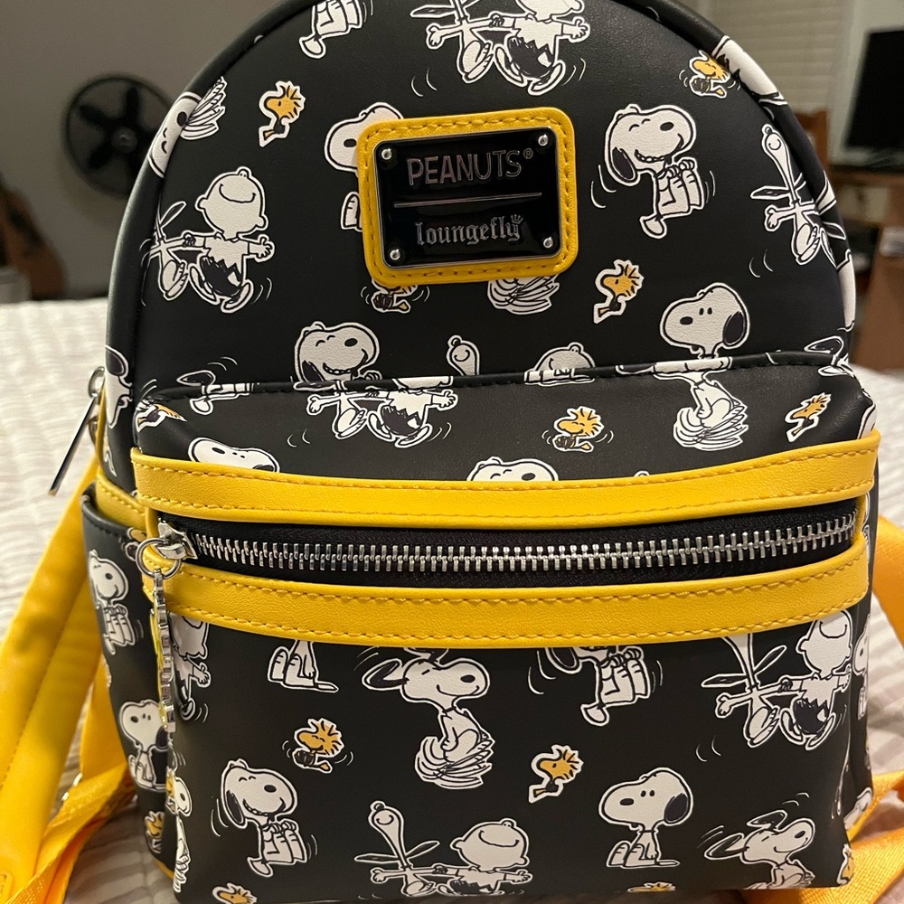 NWT Loungefly Snoopy Peanuts backpack purse